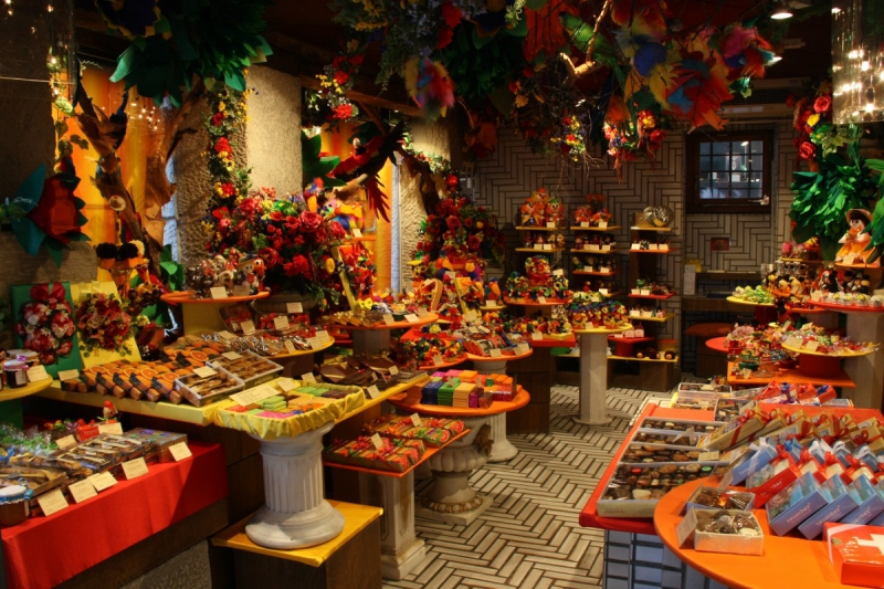 ecommerce-LA COLLE SUR LOUP-min_candy_store_chocolate_shop_chocolate_switzerland-393515